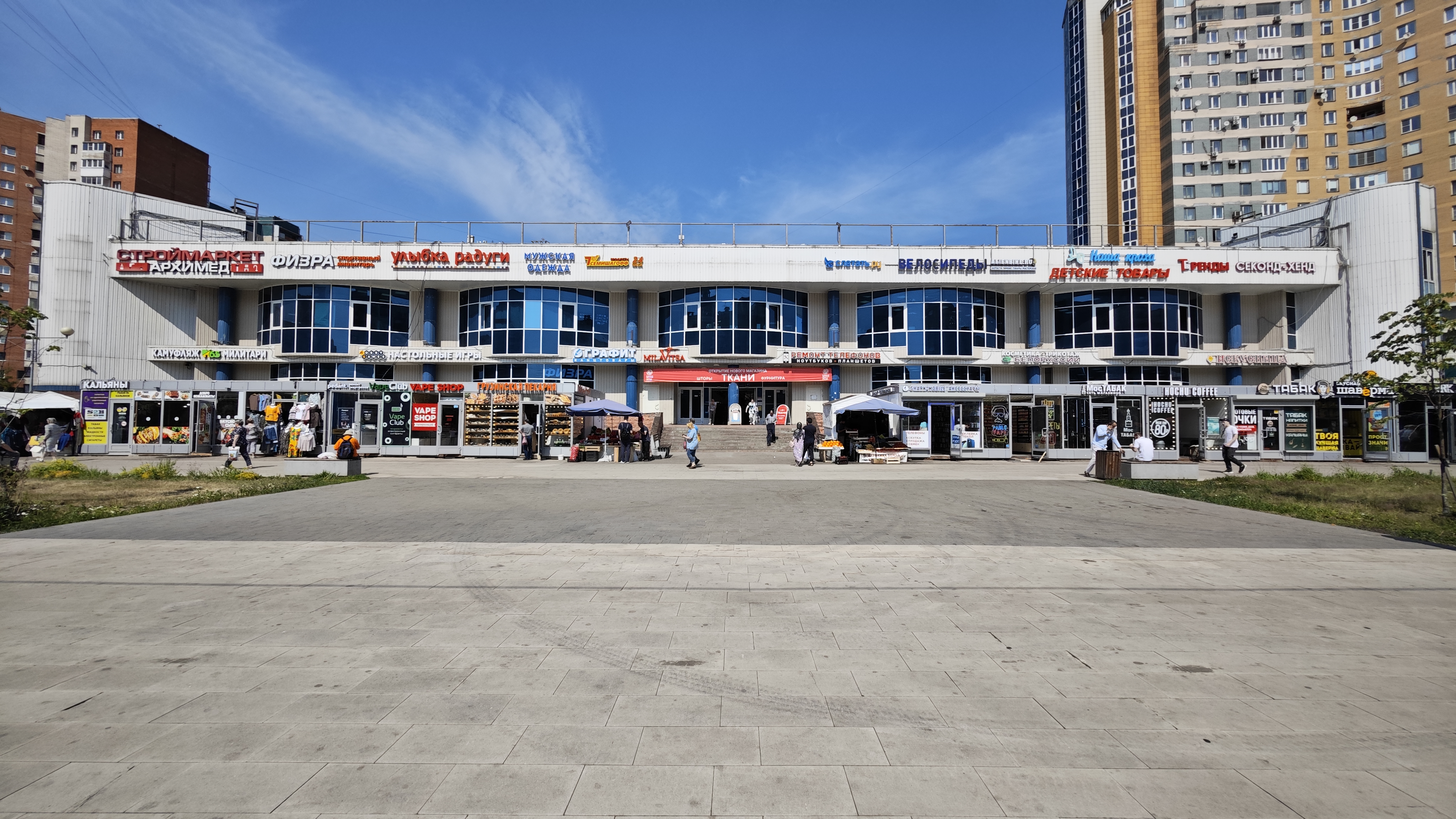 Уличная торговля у метро проспект Большевиков