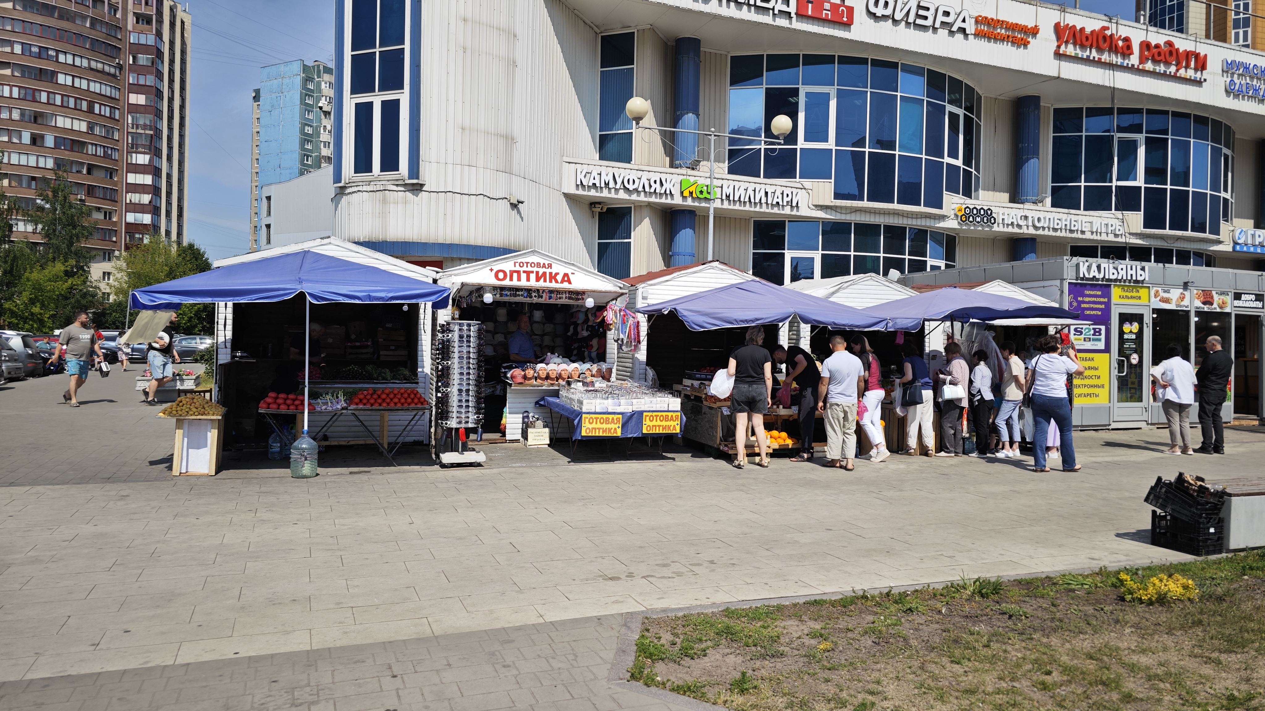 Уличная розничная торговля у метро Большевиков