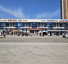 Уличная торговля у метро проспект Большевиков