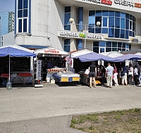 Уличная розничная торговля у метро Большевиков